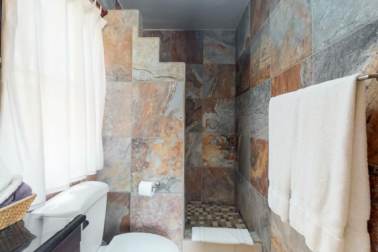 Cabanas @ Latitude Adjustment Hopkins Bilik gambar